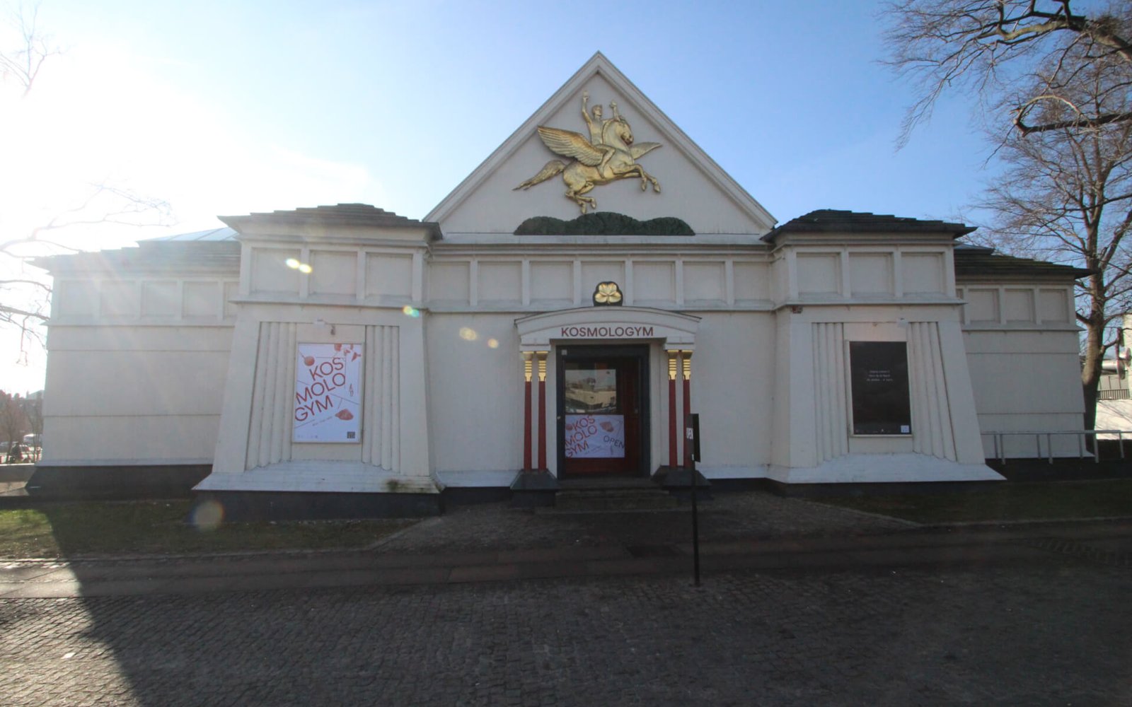 Den Frie's exterior with KOSMOLOGYM branding